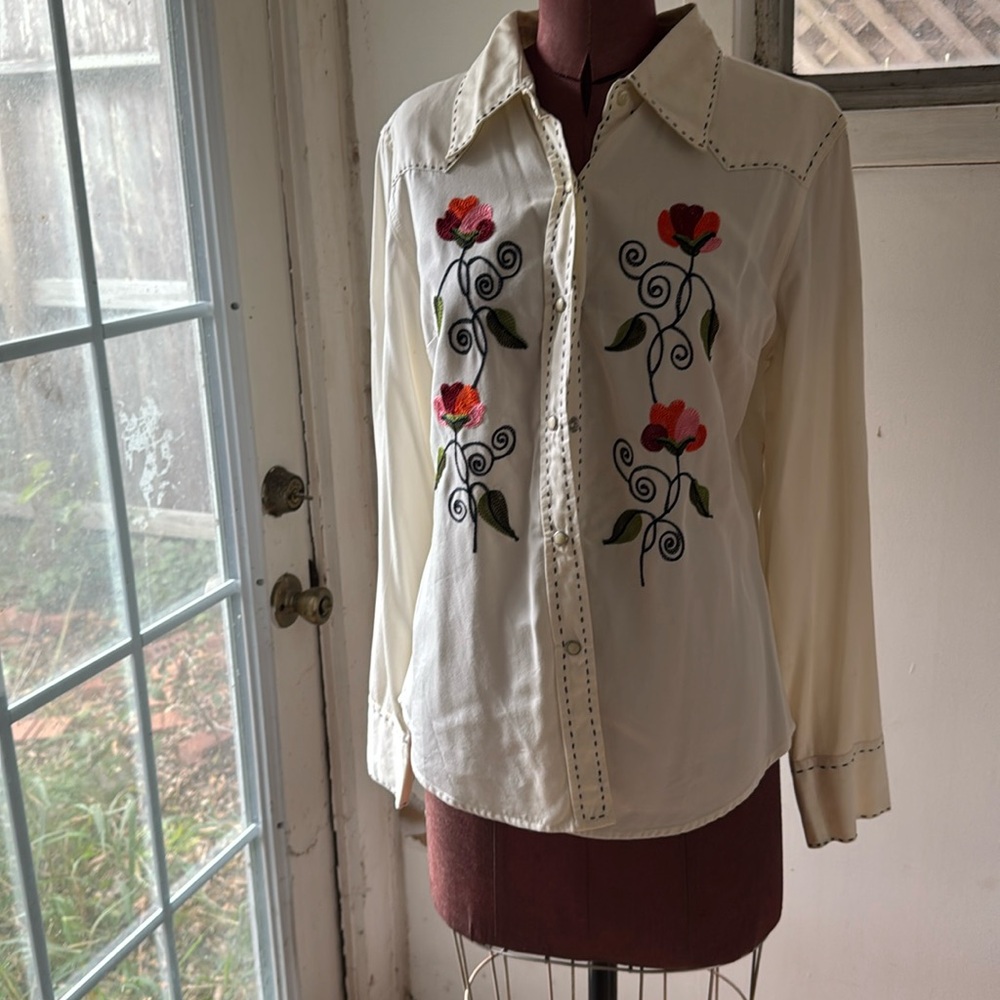 Lucky Brand rodeo girls L. Embroidery detail. Pearl snaps.vintage NWT